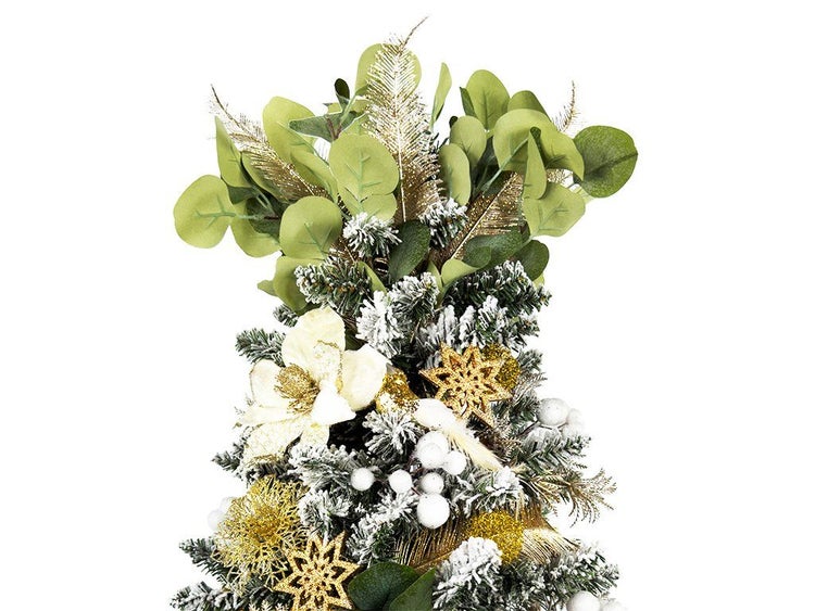 Weihnachtsbaumspitze mit Kunstschnee, Magnolienblüten, Eukalyptuszweigen, goldenen Sternen und Beeren als festliche Weihnachtsdekoration.