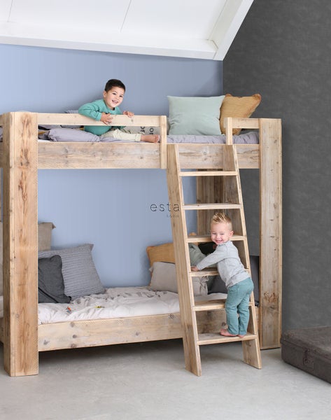 Etagenbett aus Holz mit zwei Kindern