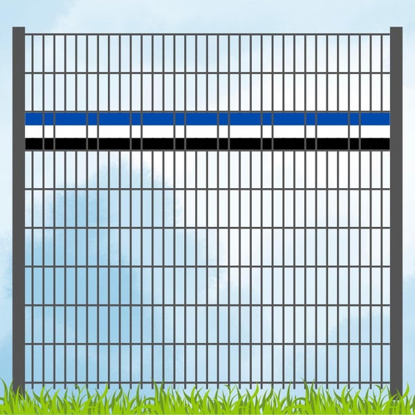 Metallzaun mit einer dekorativen blauen, weißen und schwarzen Linie