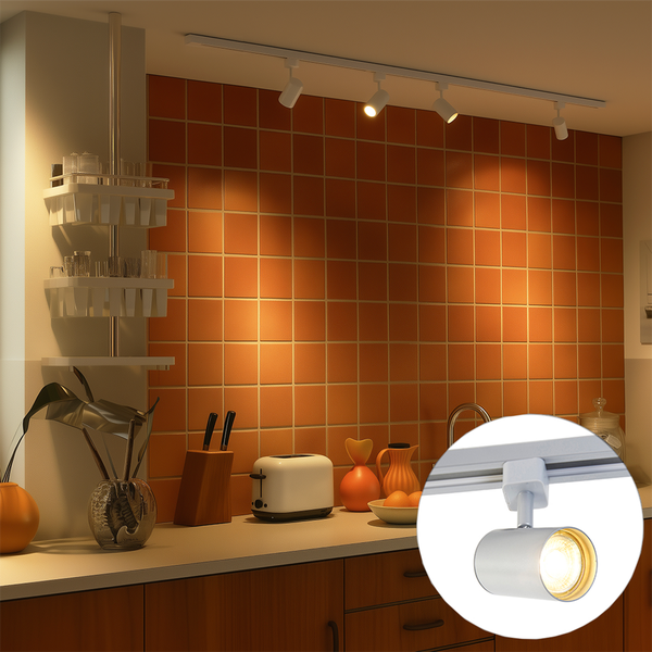 Küchenbeleuchtung mit einem Schienensystem und LED Strahlern in einer modernen Küche mit orangen Fliesen.