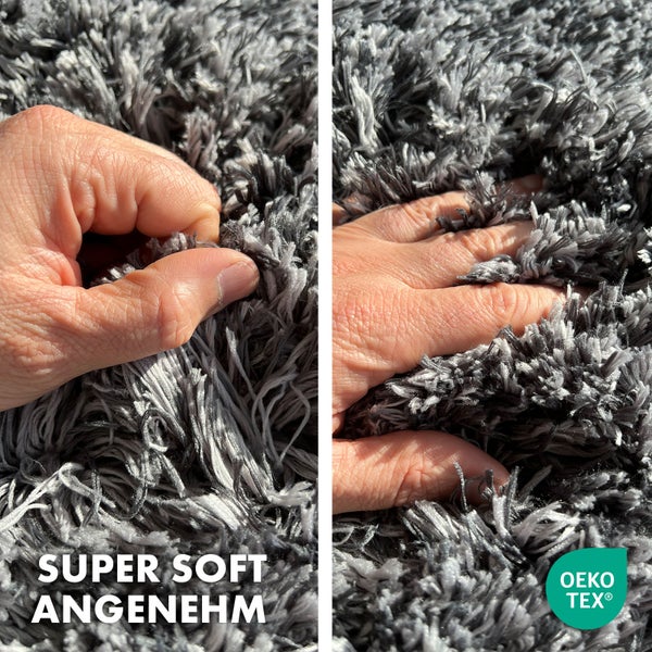 Detailansicht eines grauen Teppichs mit der Hand, die die weiche Textur betont, und dem Oeko-Tex Siegel