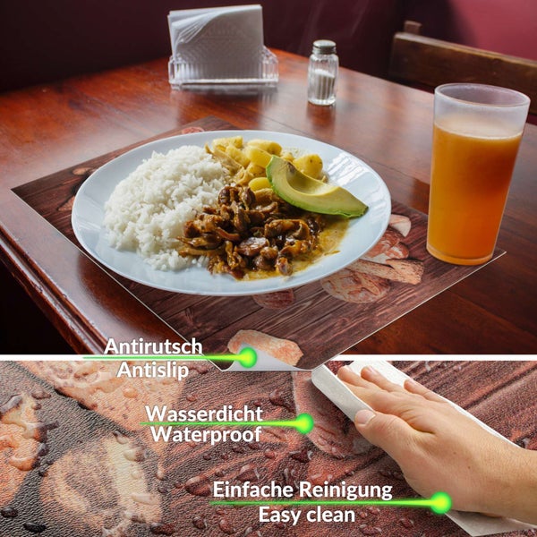 Tischset mit Holzoptik und Croissant-Motiv auf einem Tisch mit Teller und Glas. Es ist rutschfest, wasserdicht und einfach zu reinigen.