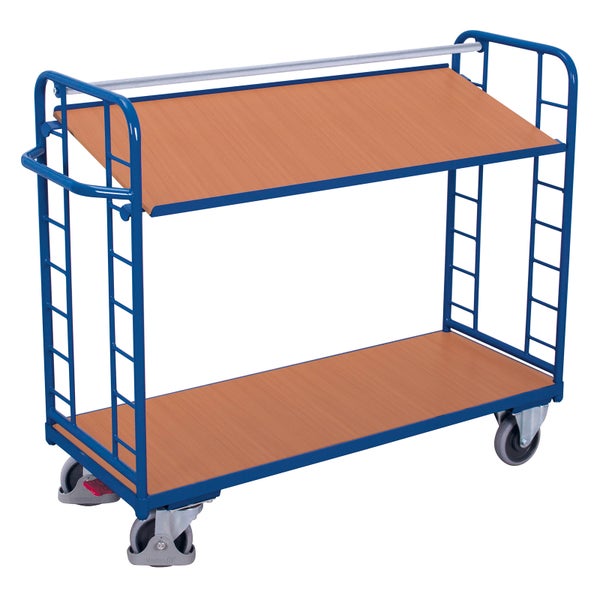 Etagenwagen mit blauem Stahlrahmen, zwei Holzböden, obere Ebene neigbar, vier Lenkrollen und ein Schiebegriff.