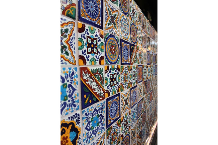 Wandfliesen mit floralen und geometrischen Mustern