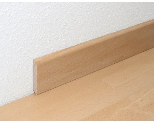 Sockelleiste aus Holz am Übergang von Wand und Boden