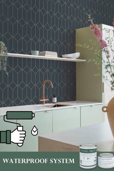 Küchenszene mit abstrakter Tapete, Spüle, Armatur und Wall Pro wasserdichtem System