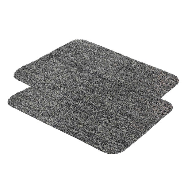 Zwei graue Fußmatten gestapelt