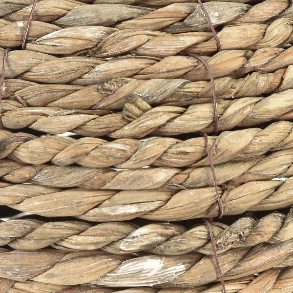 Detailansicht eines Korbgeflechts aus geflochtenem Naturmaterial mit Drahtverstärkung