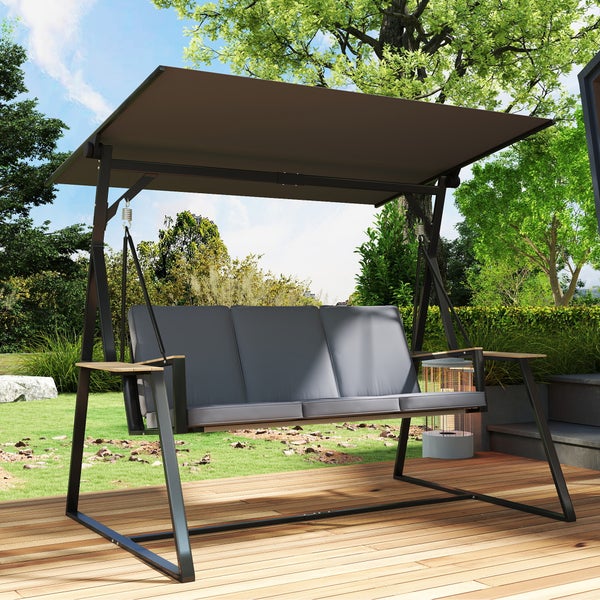 Moderne 3-Sitzer Hollywoodschaukel mit grauem Polster, verstellbarem Sonnendach und Holzarmlehnen auf einer Holzterrasse im Garten.