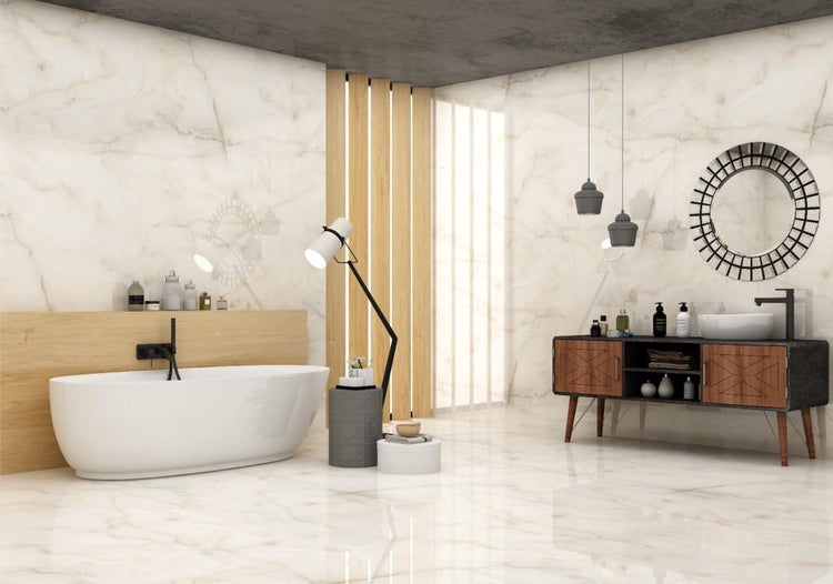 Helles Badezimmer mit Badewanne, Waschtisch und Beleuchtung