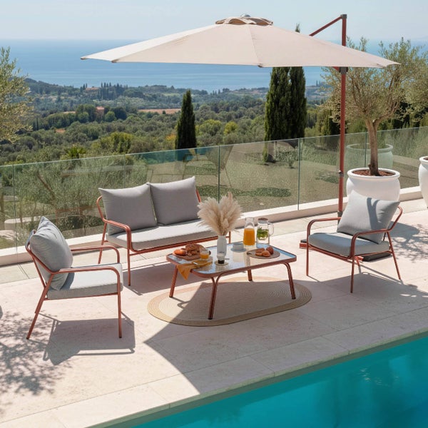 Moderne Gartenlounge auf einer Terrasse mit Pool. Set bestehend aus Sofa, Sesseln und Tisch mit kupferfarbenem Metallgestell und grauen Polstern.