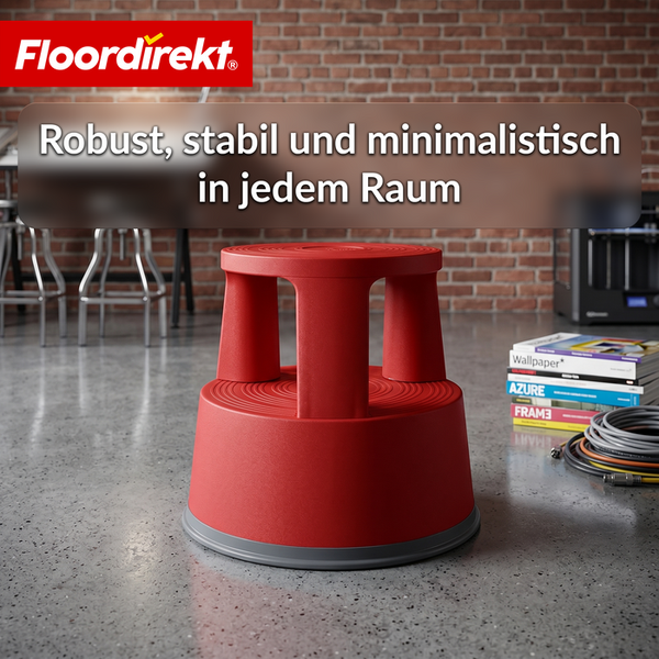 Floordirekt Logo. Roter Rollhocker aus Kunststoff auf Betonboden in einem modern eingerichteten Raum mit Backsteinwand.