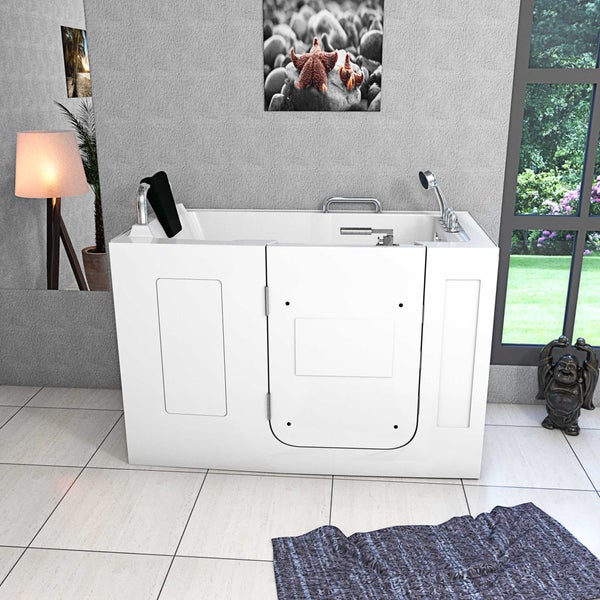 Begehbare Badewanne mit offener Tür in einem Badezimmer