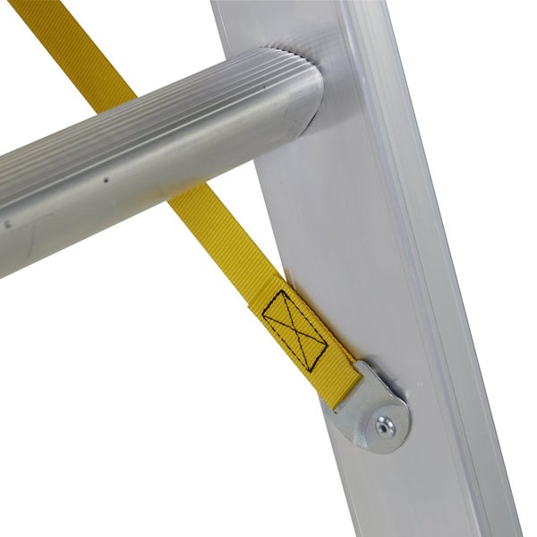 Detailansicht einer Aluminiumleiter mit gelbem Sicherheitsgurt