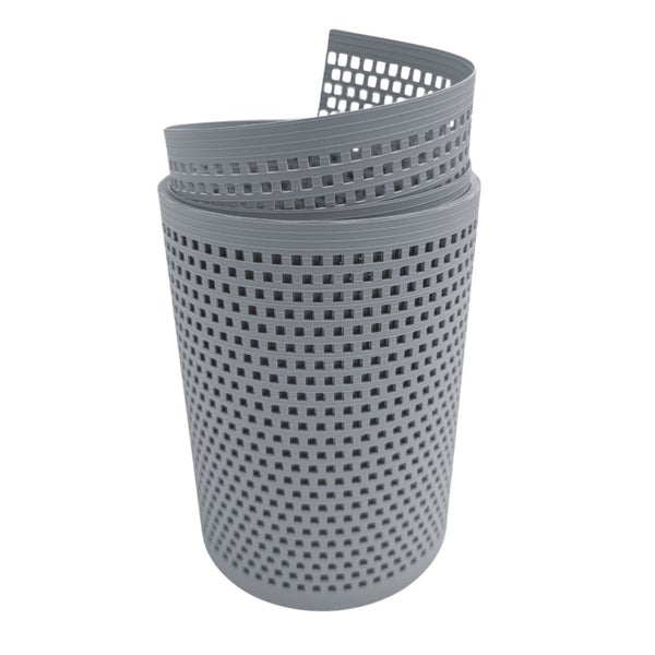 Graues Drainagerohr mit quadratischen Löchern