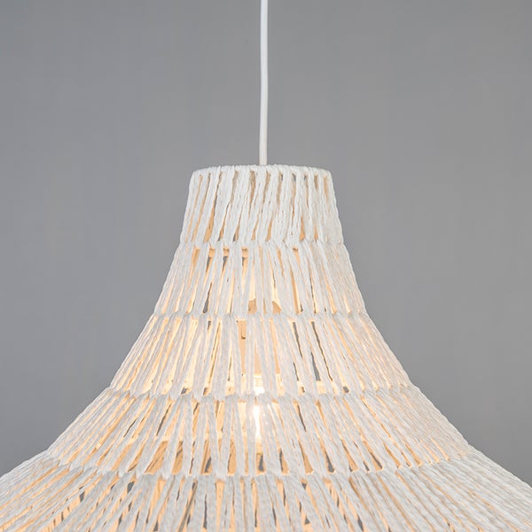 Pendelleuchte mit kegelförmigem, weiß gewebtem Schirm aus Seil und sichtbarem, eingeschaltetem Leuchtmittel.