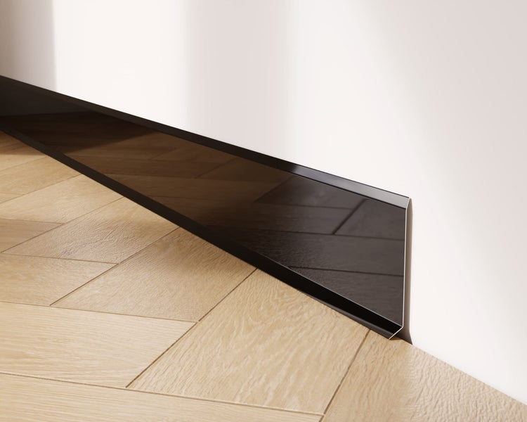 Sockelleiste aus Kunststoff auf Parkettboden