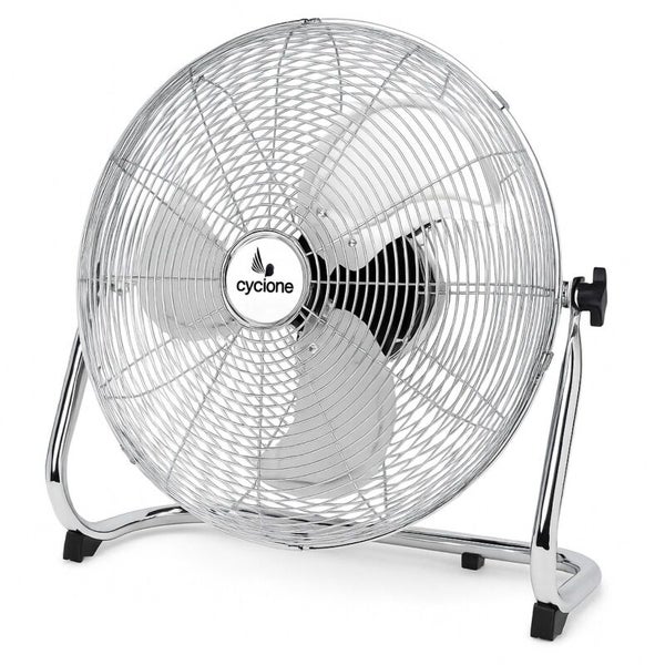 Cycione Bodenventilator aus verchromtem Metall mit drei Rotorblättern und verstellbarem Neigungswinkel.