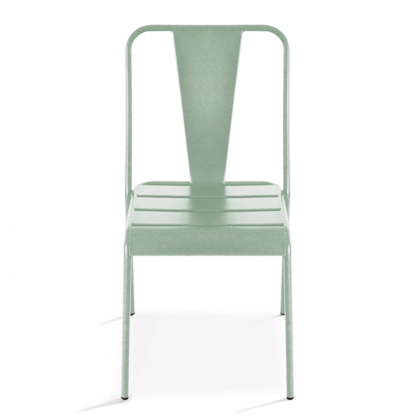 Grüner Metallstuhl im Industrie Design mit hoher Rückenlehne und Latten Sitzfläche.