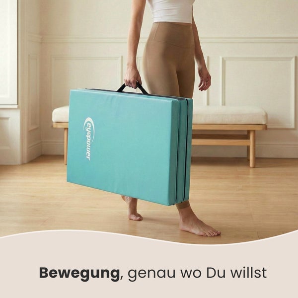 Frau trägt faltbare Gymnastikmatte von eyepower