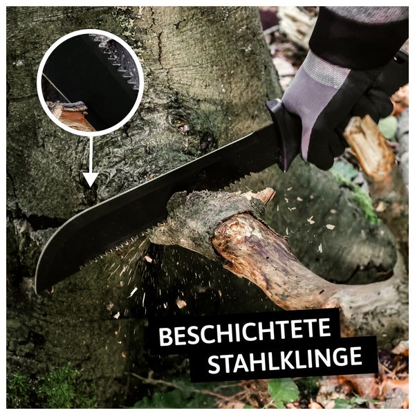 Person sägt mit einer Machete einen Ast ab. Die Machete hat eine beschichtete Stahlklinge.