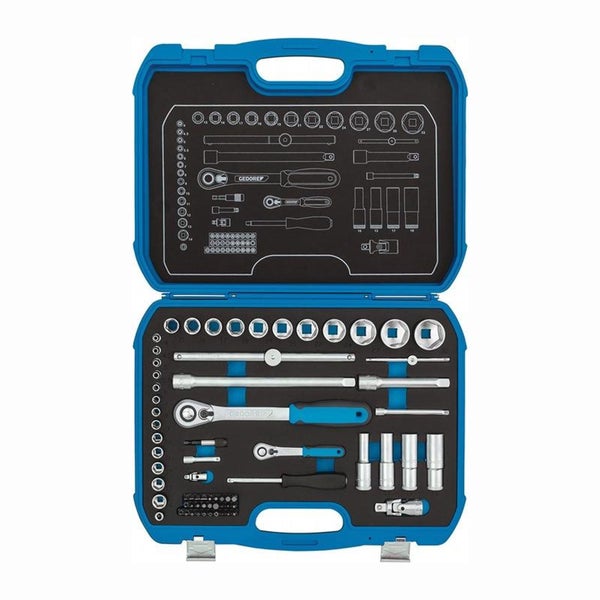 Offener blauer Werkzeugkoffer mit diversen Steckschlüsseln und Zubehör