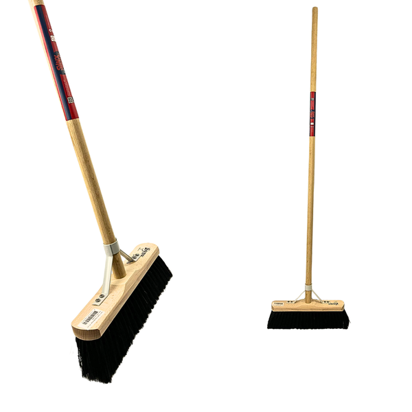 Zwei Ansichten eines Straßenbesens mit Holzstiel und Borsten.