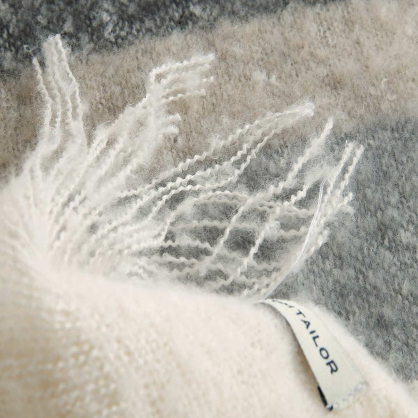 Detailaufnahme einer Tom Tailor Decke mit Fransen