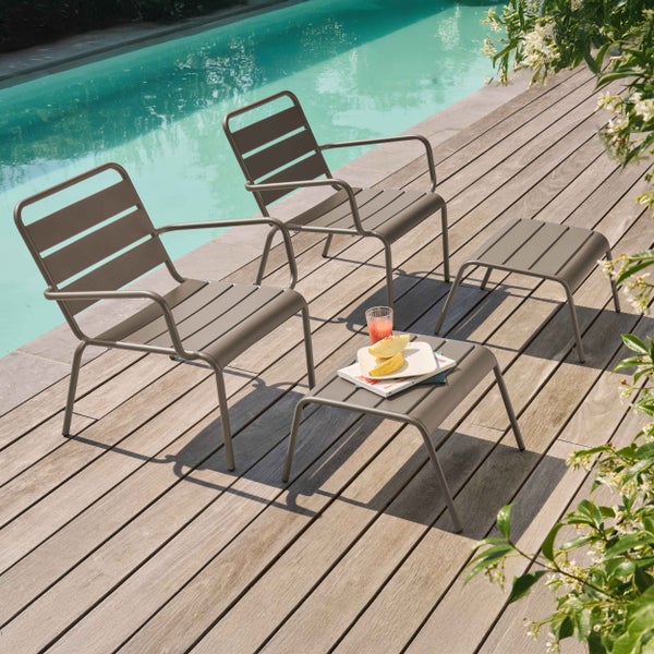 Moderner Lounge-Gartenstuhl aus Metall in Taupe mit Armlehnen und Lamellenoptik an Sitzfläche und Rückenlehne.