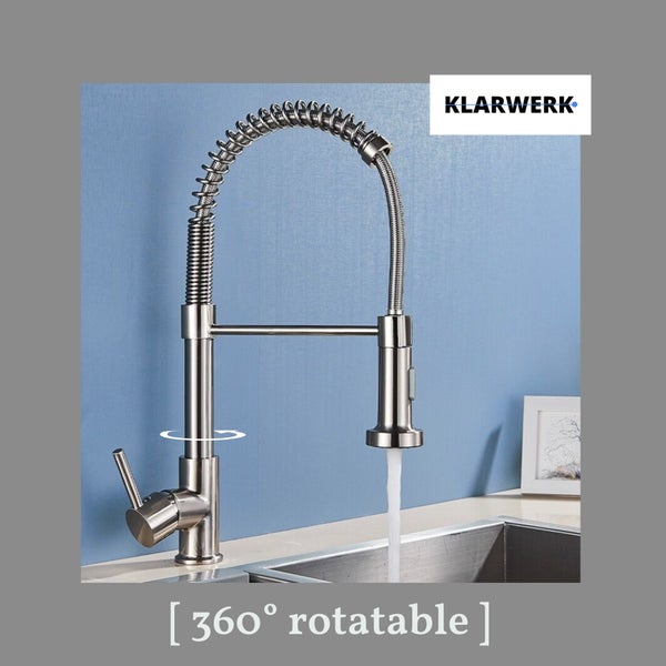 Klarwerk Küchenarmatur mit Spiralfeder, herausziehbarer Brause, 360 Grad schwenkbar, montiert an einer Edelstahlspüle. Klarwerk Logo.
