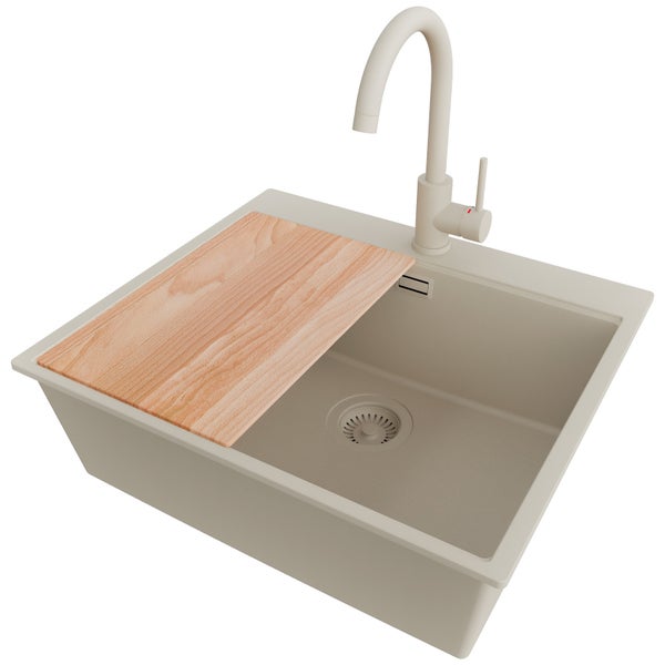 Küchenspüle mit Schneidebrett und Armatur