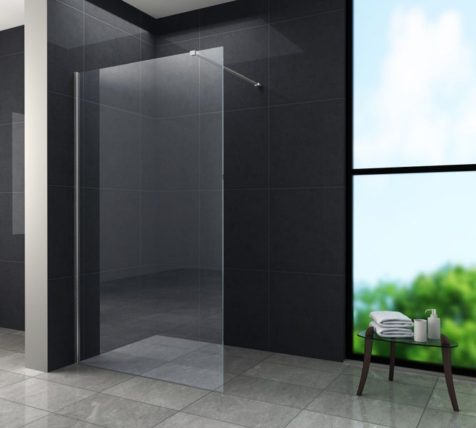 Begehbare Glasdusche mit Handtüchern im Badezimmer