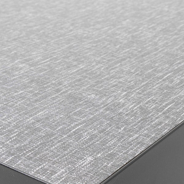 Nahaufnahme einer Tischplatte mit grauer Leinenstruktur und dunkler Kante.