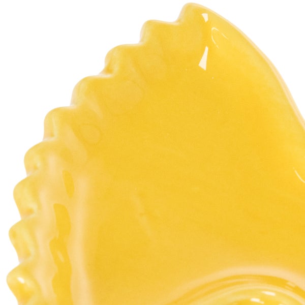 Detailaufnahme eines gelben Keramikobjekts