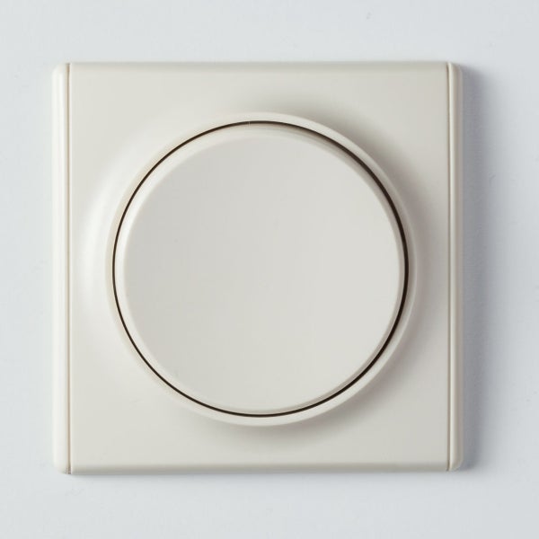 Ein Unterputz Drehdimmer mit quadratischer Abdeckplatte und rundem Drehknopf zur Lichtsteuerung.