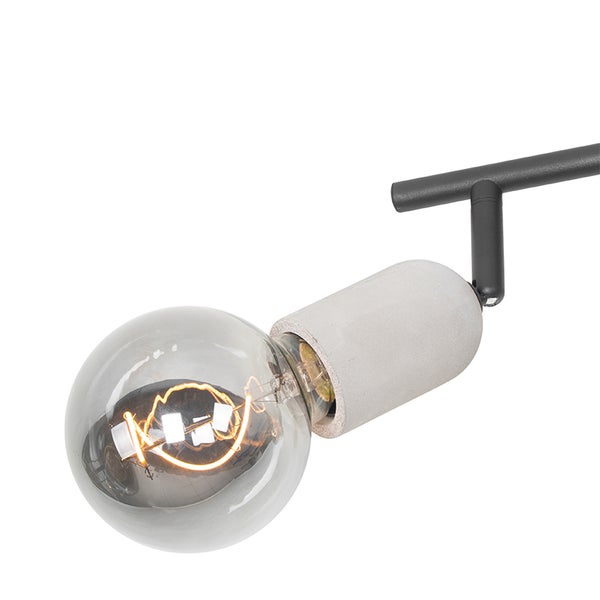 Deckenleuchte mit Betonfassung und sichtbarem LED-Leuchtfaden in einer runden Glasbirne an schwarzem Metallarm.