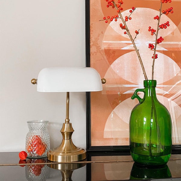 Szene mit einer Tischlampe, einer Blumenvase und einem Bild