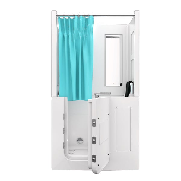 Barrierefreie Sitzbadewanne mit offener Tür, integrierter Dusche mit Duschvorhang und Handbrause in einem hellen, modernen Badezimmer mit Fenster.