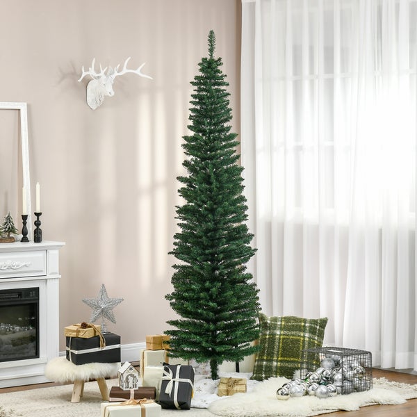 Schlanker künstlicher Weihnachtsbaum in einem hellen Wohnzimmer mit weißem Kamin, Geschenken und festlicher Dekoration auf einem weißen Teppich.