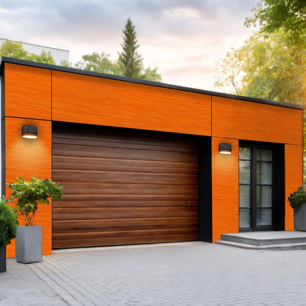 Moderne Garage mit Holztor und Außenbeleuchtung