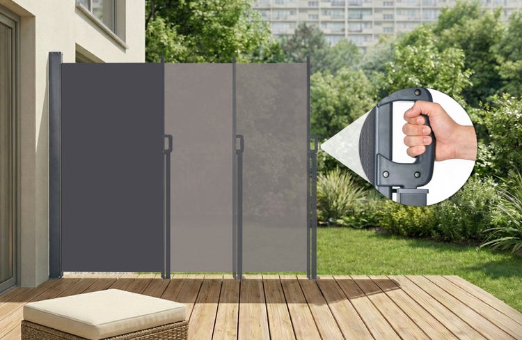 Ausziehbare Seitenmarkise als Sichtschutz und Windschutz auf einer Holzterrasse mit Garten im Hintergrund und Detailansicht des Griffs.