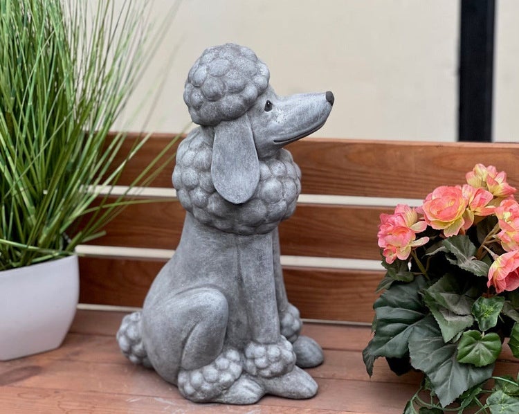 Gartenfigur in Form eines sitzenden Pudels in Steinoptik