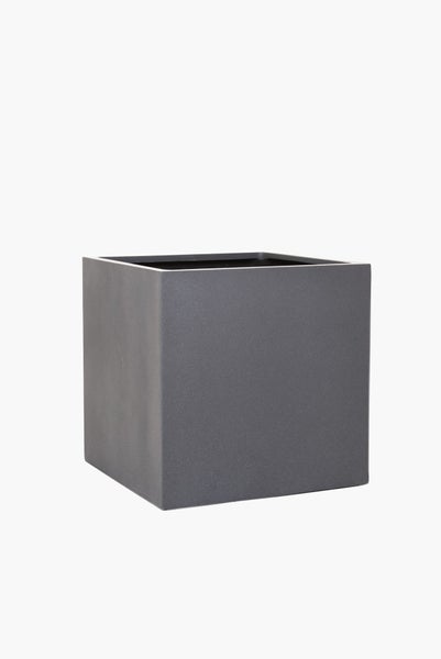 Quadratischer Pflanzkübel in Anthrazit mit matter Oberfläche in Betonoptik.
