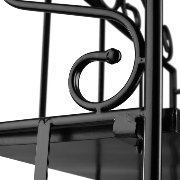 Detailansicht eines schwarzen Metallregals mit dekorativen Elementen.