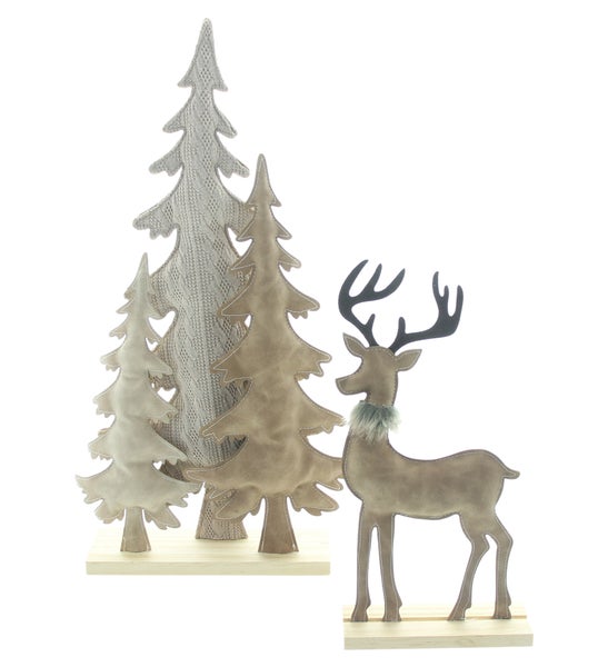 Dekorative Weihnachtsszene mit Tannenbäumen und einem Hirsch auf Holzsockel