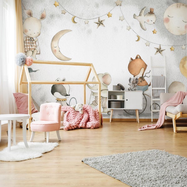 Kindgerechtes Zimmer mit Holzbettrahmen, Tisch, Stuhl und einer Wandtapete mit Tiermotiven