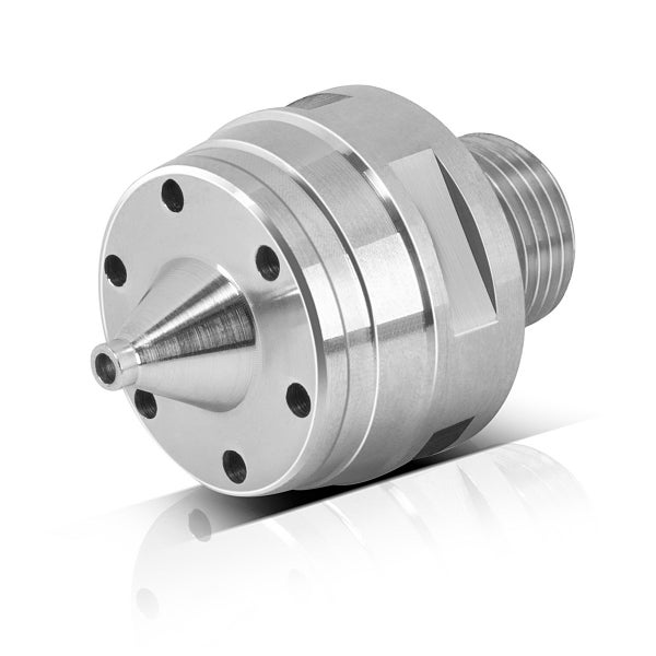 Frau trainiert mit Hanteln im Wohnzimmer