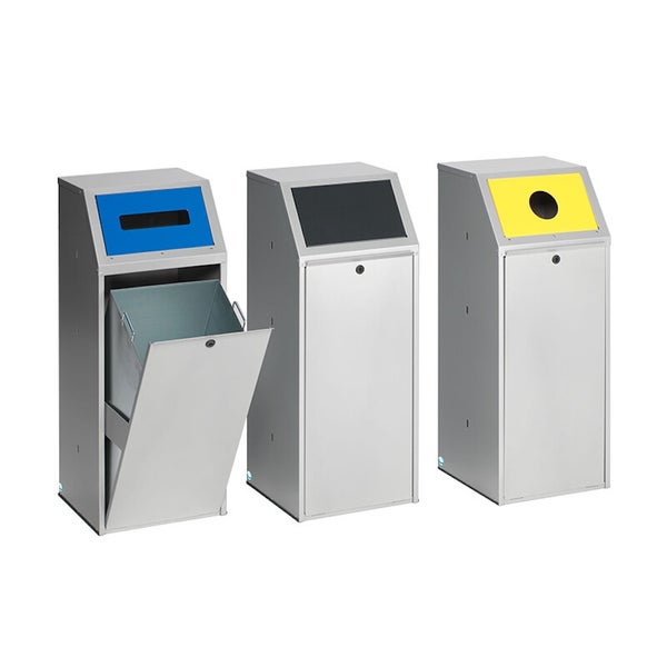 Set aus drei Mülltrennsystemen aus Metall mit verschiedenen Einwurföffnungen, ein Behälter mit geöffneter Frontklappe und Innenbehälter.