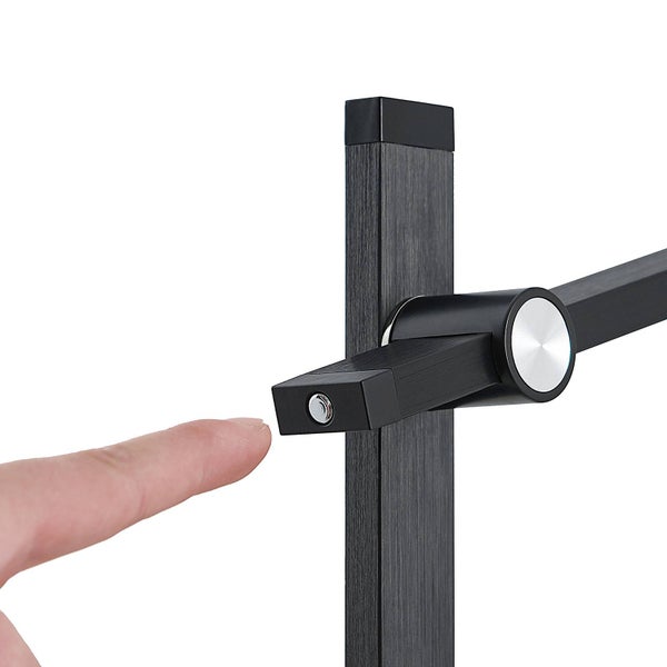 Detailansicht einer schwarzen Schreibtischleuchte mit Touch-Sensor am verstellbaren Gelenkarm, die per Fingerdruck bedient wird.