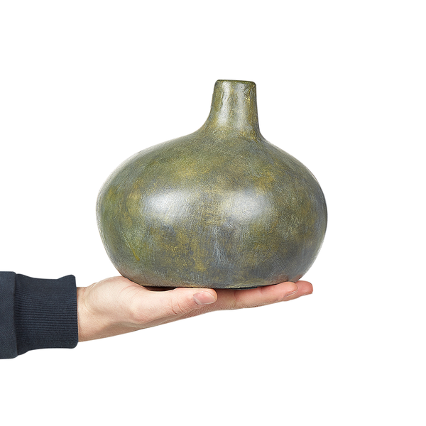Eine runde Dekovase mit schmalem Hals in der Hand gehalten.